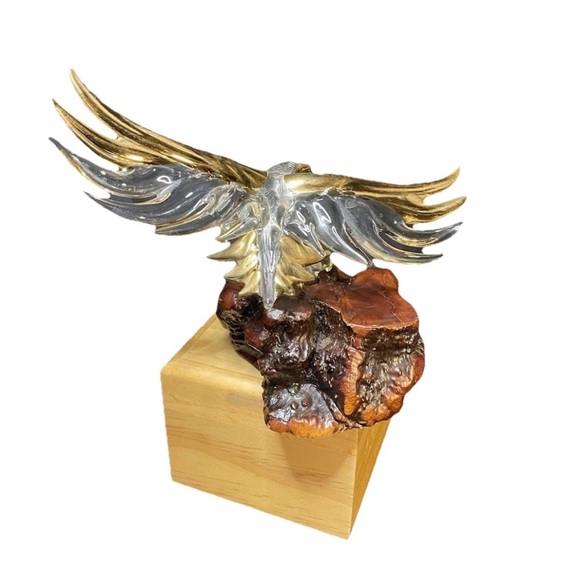 Vintage Glass Eagle Sculpture Perched on Burl Wood with 22k Gold Accents 7x5 - Picture 4 of 7